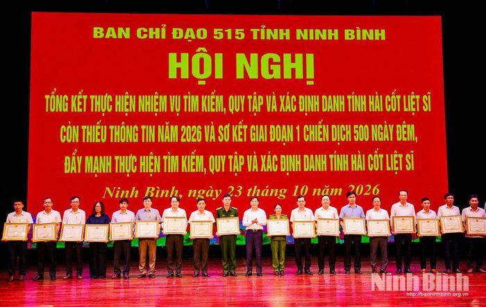Đồng chí Nguyễn Anh Chức, Ủy viên Ban Thường vụ Tỉnh ủy, Phó Chủ tịch UBND tỉnh trao Bằng khen của UBND tỉnh cho các tập thể có thành tích.