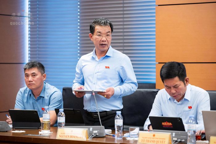 Đại biểu Nguyễn Hoàng Hà, Ủy viên Ban Thường vụ Tỉnh ủy, Phó Chủ tịch Thường trực Ủy ban MTTQ Việt Nam tỉnh Ninh Bình phát biểu thảo luận.
