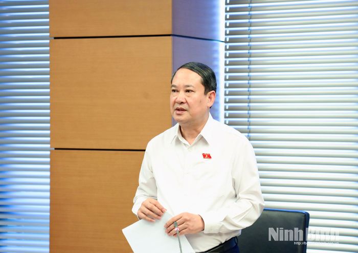 Đồng chí Mai Văn Tuất, Phó Bí thư Tỉnh ủy, Trưởng Đoàn ĐBQH tỉnh Ninh Bình điều hành phiên thảo luận.