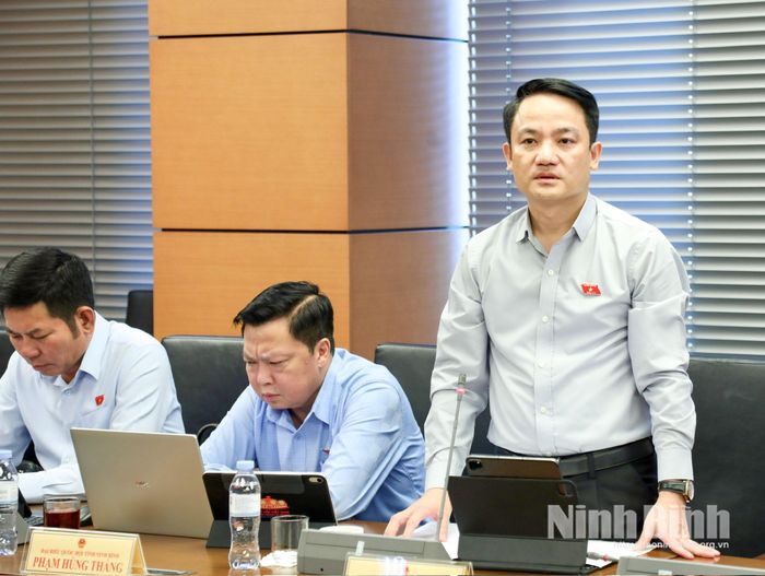 Đại biểu Lê Văn Thế, Tỉnh ủy viên, Phó Trưởng Đoàn ĐBQH chuyên trách tỉnh Ninh Bình phát biểu thảo luận.