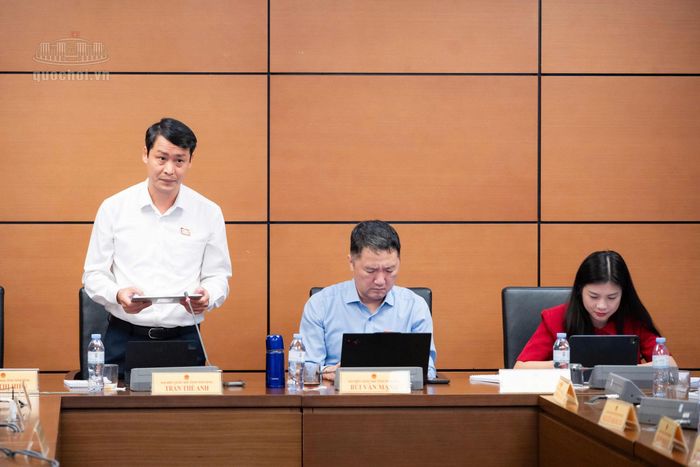 Các đại biểu phát biểu thảo luận tại Tổ.