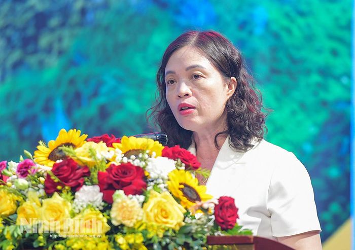 Đồng chí Phạm Thị Phương Hạnh, Tỉnh ủy viên, Giám đốc Sở Y tế tỉnh Ninh Bình phát biểu tại hội nghị.