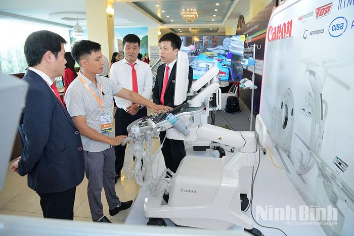Đại biểu tham quan các gian hàng trưng bày thiết bị y tế ứng dụng công nghệ cao.
