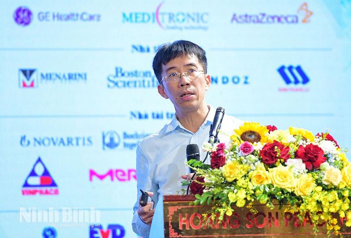 GS.TS Mai Duy Tôn, Giám đốc Trung tâm Đột quỵ, Bệnh viện Bạch Mai, Chủ tịch Hội Đột quỵ thành phố Hà Nội phát biểu tại hội nghị.