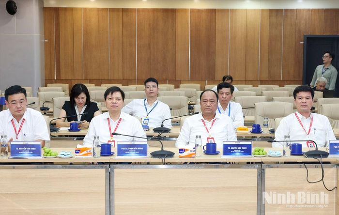 Các đại biểu Đại học Công nghiệp Hà Nội dự hội nghị.