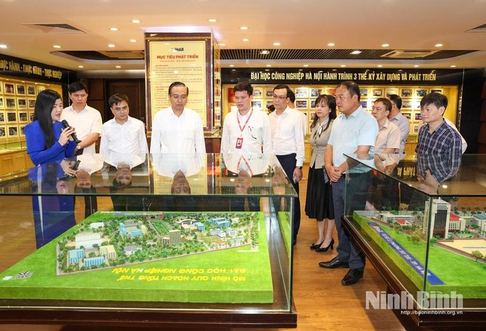 Đồng chí Đặng Thanh Sơn, Ủy viên Ban Thường vụ Tỉnh ủy, Phó Chủ tịch UBND tỉnh và Đoàn công tác tỉnh Ninh Bình tham quan phòng truyền thống Đại học Công nghiệp Hà Nội.