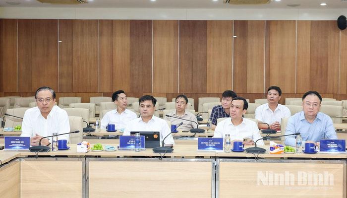 Các đại biểu Đoàn công tác tỉnh Ninh Bình dự hội nghị.