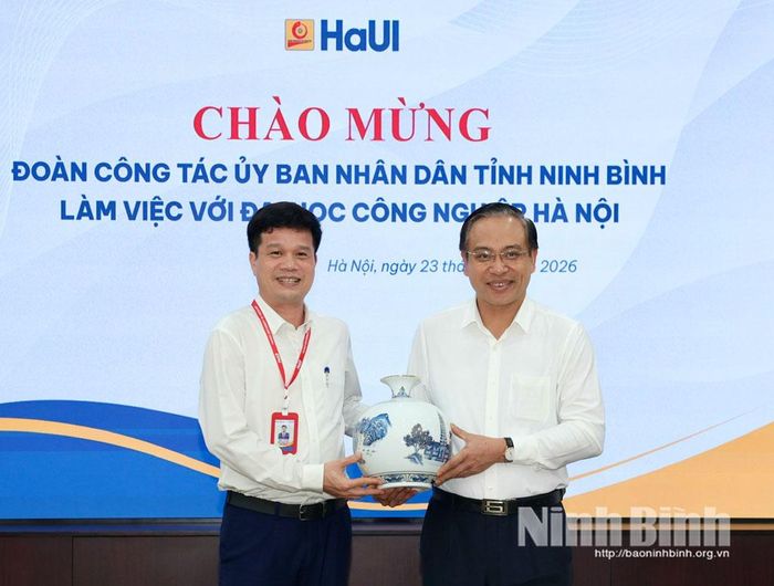 Đồng chí Đặng Thanh Sơn, Ủy viên Ban Thường vụ Tỉnh ủy, Phó Chủ tịch UBND tỉnh tặng sản phẩm gốm Bồ Bát cho Đại học Công nghiệp Hà Nội.