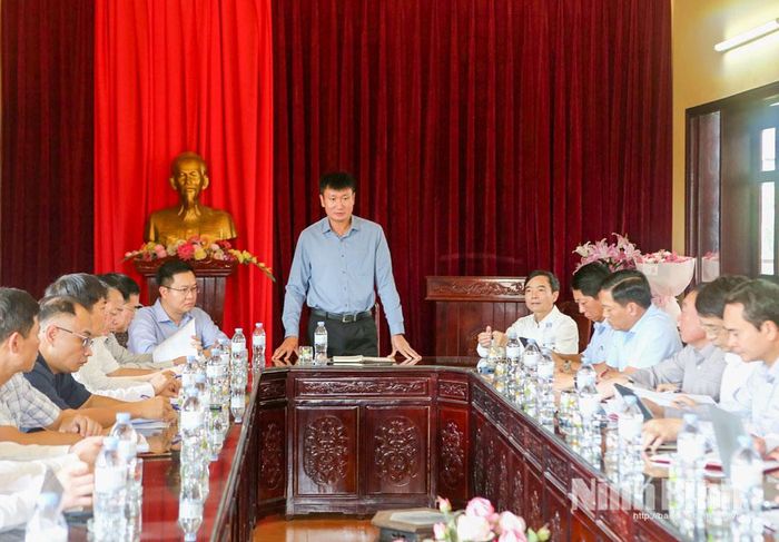 Đồng chí Trần Huy Tuấn, Ủy viên Trung ương Đảng, Bí thư Tỉnh ủy phát biểu tại buổi làm việc về phát triển ngành công nghiệp đóng tàu tại xã Xuân Trường.