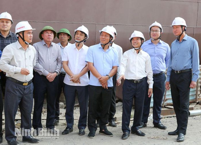 Đồng chí Bí thư Tỉnh ủy Trần Huy Tuấn cùng Đoàn công tác của tỉnh khảo sát cơ sở đóng tàu tại xã Xuân Trường.