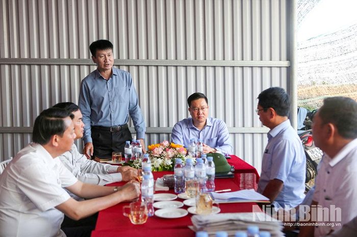 Đồng chí Bí thư Tỉnh ủy Trần Huy Tuấn phát biểu chỉ đạo tại điểm khảo sát phát triển công nghiệp đóng tàu tại xã Nghĩa Sơn.