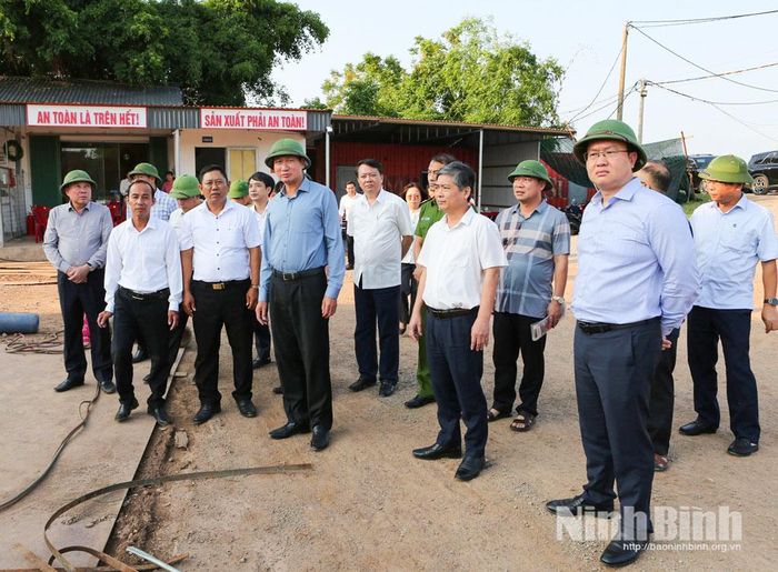 Đồng chí Trần Huy Tuấn, Ủy viên Trung ương Đảng, Bí thư Tỉnh ủy khảo sát tình hình phát triển công nghiệp đóng tàu tại xã Nghĩa Sơn.