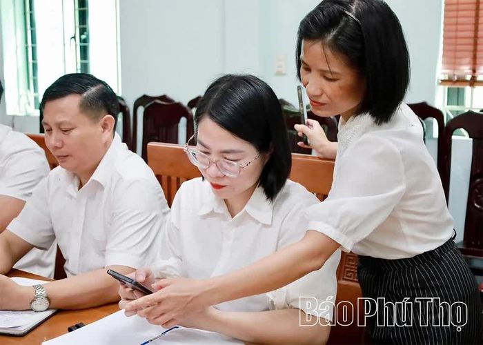 Đảng viên Chi bộ cơ quan MTTQ xã triển khai sử dụng ứng dụng "Sổ tay đảng viên".