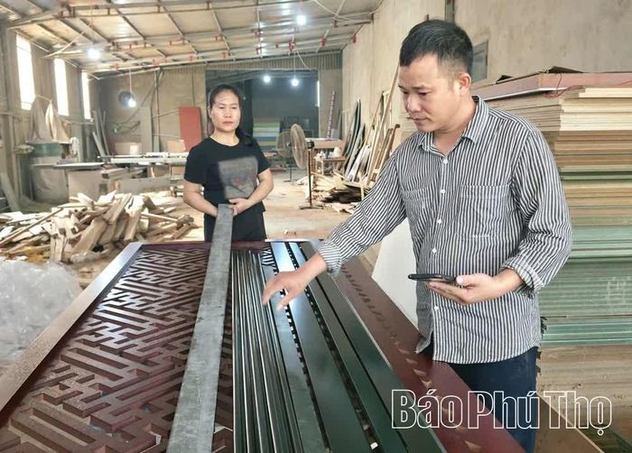 Ứng dụng thiết kế 3D và giao dịch số giúp Giám đốc Đỗ Văn Dung mở rộng thị trường tiêu thụ sản phẩm gỗ Hằng Phát.