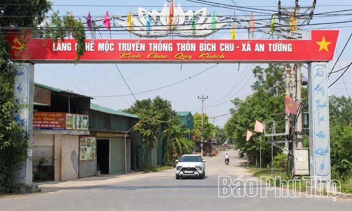 Nghề mộc truyền thống góp phần thay đổi diện mạo quê hương, mang lại cuộc sống ấm no cho người dân Bích Chu.