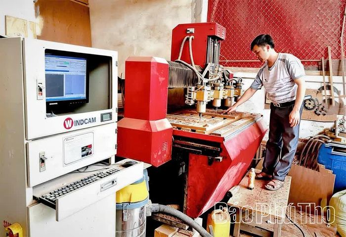 Các xưởng mộc chủ động thích ứng, đầu tư máy móc, công nghệ hiện đại vào sản xuất.