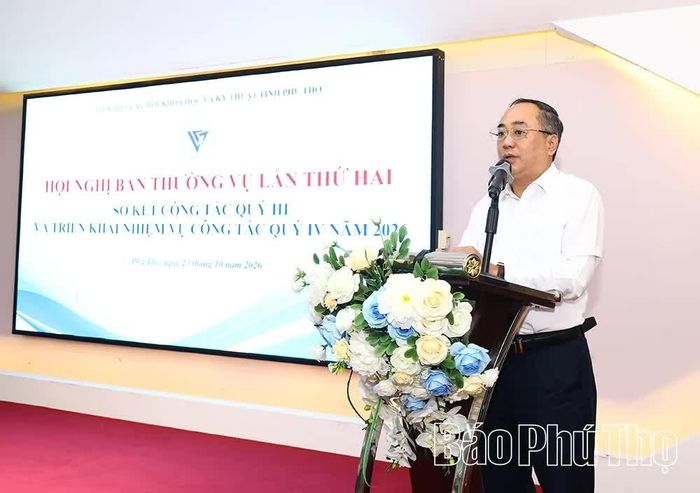 Các đại biểu tham luận tại hội nghị.