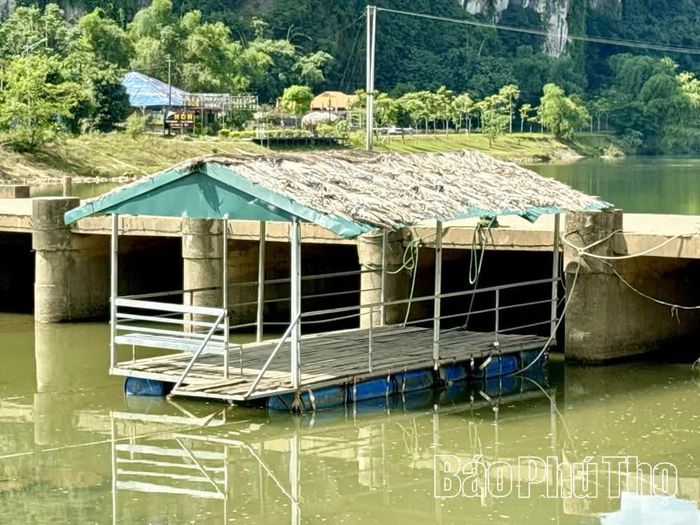 Một bè nổi tại khu vực Đồng Chờ, thôn Đồng Khai, nằm giữa lòng sông Bôi, cản trở dòng chảy và tiềm ẩn nguy cơ mất an toàn (ảnh chụp ngày 22/10/2026).