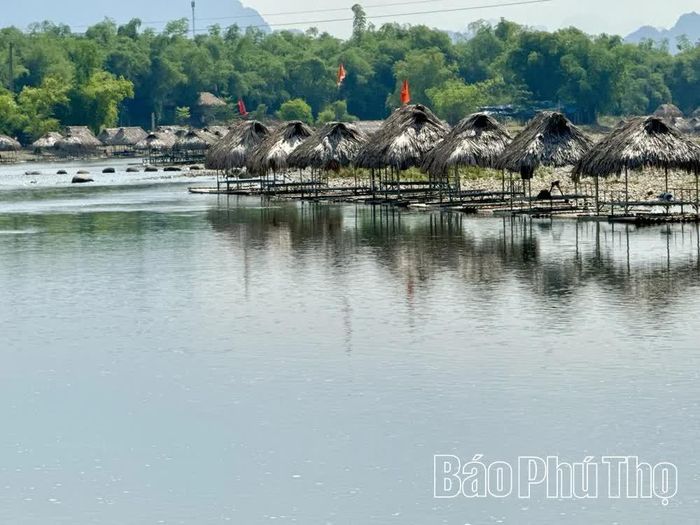“Phố bè” nổi trên sông Bôi vẫn chưa được tháo dỡ hoặc di chuyển theo yêu cầu (ảnh chụp ngày 22/10/2026).