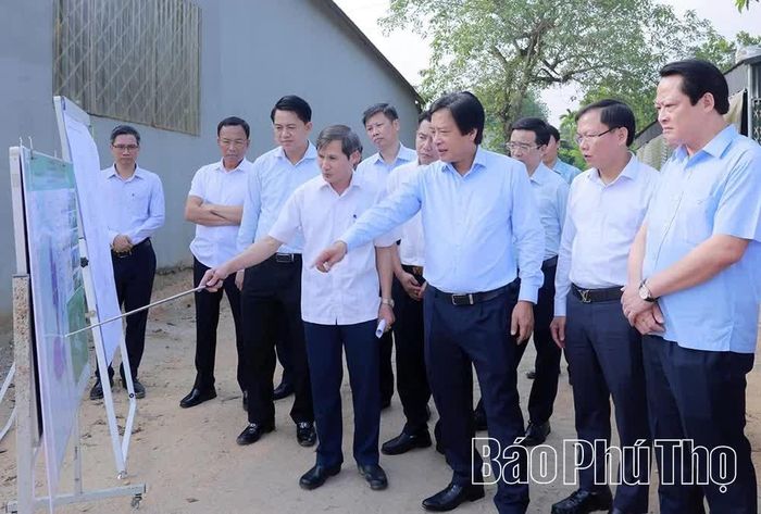 Đồng chí Phó Bí thư Tỉnh ủy Nguyễn Mạnh Sơn cùng đoàn công tác kiểm tra thực địa dự án.