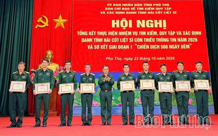 Ban Chỉ đạo tỉnh khen thưởng các tập thể, cá nhân có thành tích xuất sắc trong công tác tìm kiếm, quy tập và xác định danh tính hài cốt liệt sĩ.