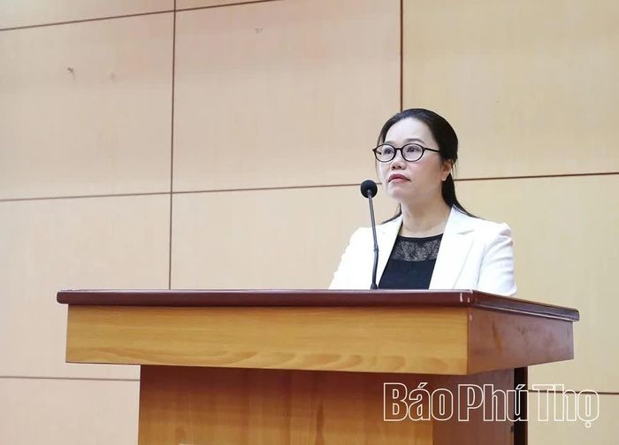 Đồng chí Bùi Thị Minh - Phó Bí thư Tỉnh ủy, Chủ tịch Ủy ban MTTQ tỉnh phát biểu tại diễn đàn.