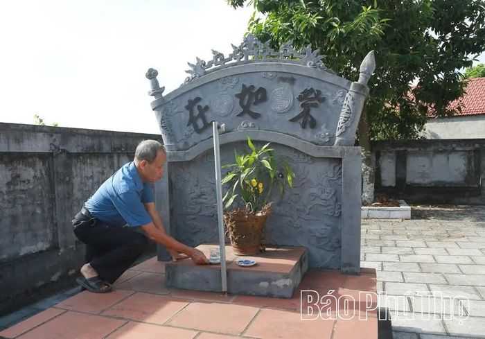 Người cao tuổi dọn dẹp, chăm sóc bệ thờ Đức Tiên Nông, gửi gắm ước nguyện mưa thuận gió hòa, mùa màng bội thu.