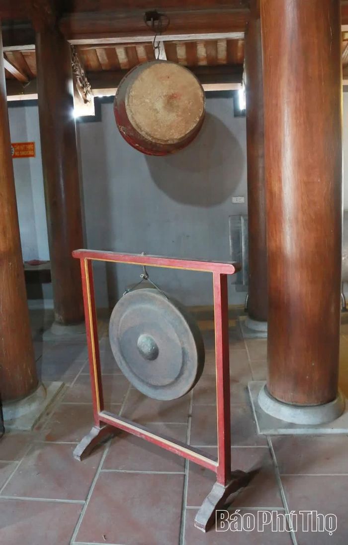 Trống, chiêng cùng các đồ vật được gìn giữ, đặt trang trọng tại đình, sẵn sàng phục vụ các nghi lễ truyền thống.