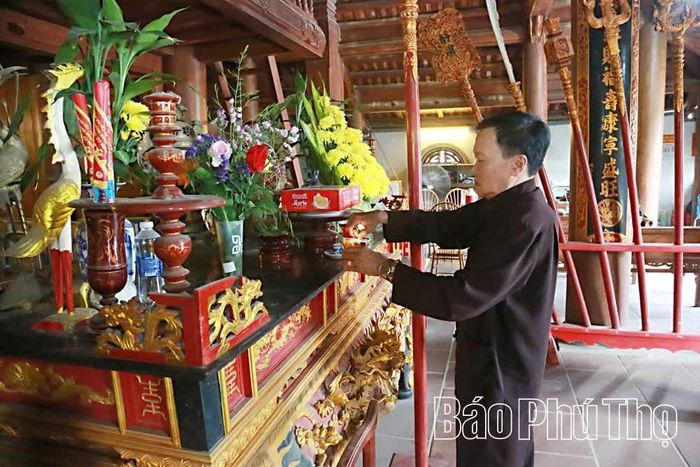 Cụ từ Bùi Văn Cường, người trông coi di tích.