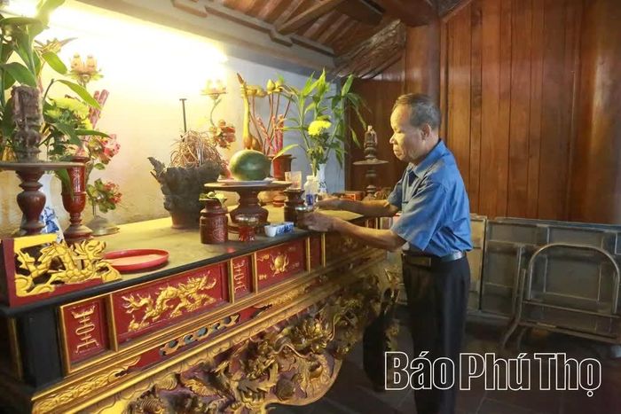 Nhân dân dâng lễ vào ngày mùng 1 và ngày rằm hằng tháng.