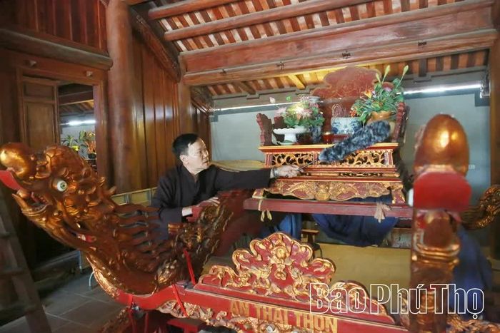 Kiệu bát cống được người dân gìn giữ, lau chùi cẩn thận, góp phần bảo tồn nét đẹp nghi lễ truyền thống.