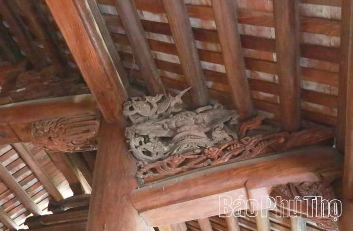 Kiến trúc bên trong đình nổi bật với hệ thống cột gỗ, ban thờ và các họa tiết chạm khắc tinh xảo, thể hiện nét đẹp kiến trúc truyền thống và giá trị văn hóa tâm linh được gìn giữ qua nhiều thế hệ.