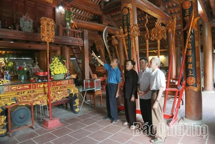 Các cụ cao niên giới thiệu những nét chạm khắc truyền thống và hoa văn trang trí đặc sắc, thể hiện tài nghệ của các nghệ nhân xưa.