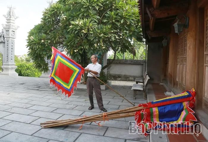 Người dân chuẩn bị cờ đình phục vụ các dịp lễ, tiệc làng.