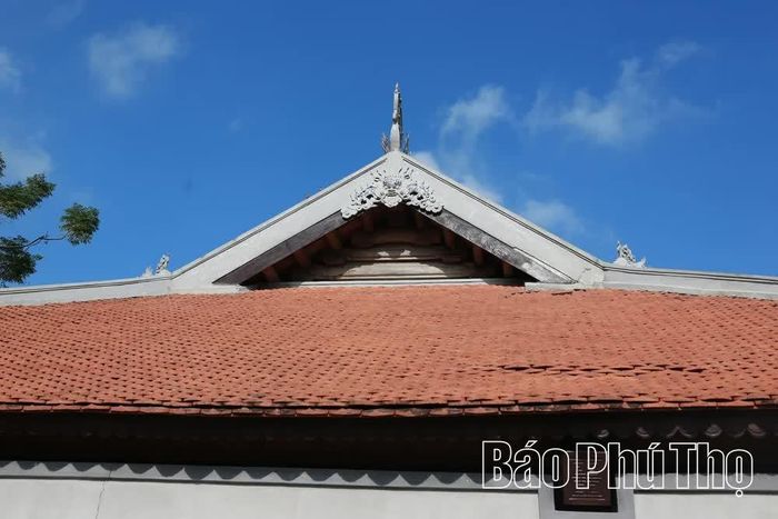 Trên mái đình nổi bật hình tượng lưỡng long chầu nguyệt, cùng các cặp nghê và họa tiết hổ phù ở đầu đốc, tạo nên nét kiến trúc cổ kính, độc đáo.