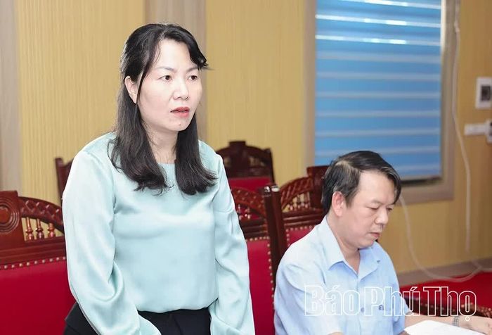 Đại diện Ban Văn hóa - Giải trí (VTV3), Đài Truyền hình Việt Nam trao đổi về nội dung chương trình truyền hình trực tiếp.