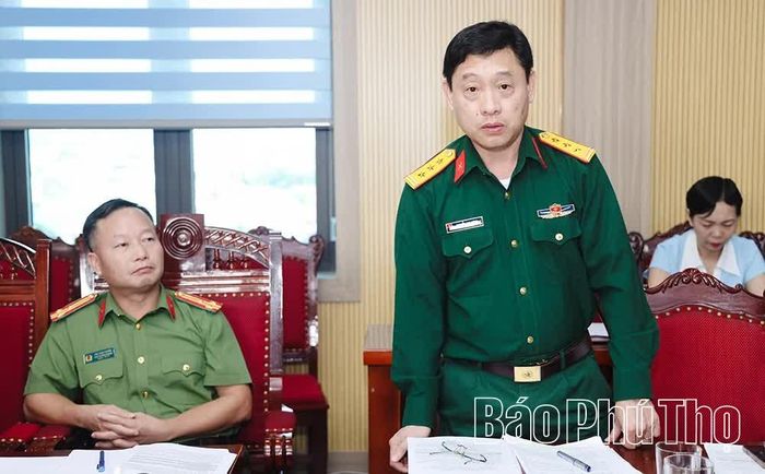 Đại diện Bộ CHQS tỉnh trao đổi về phương án bảo đảm an ninh, an toàn cho chương trình.