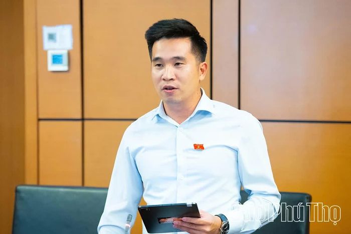 ĐBQH tỉnh Bùi Thanh Nam thảo luận ở Tổ.