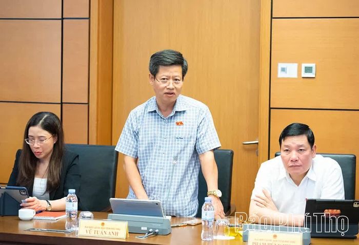 ĐBQH tỉnh Vũ Tuấn Anh thảo luận ở Tổ.
