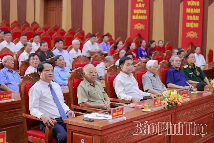 Lãnh đạo xã Đoan Hùng cùng các đại biểu dự buổi gặp mặt.