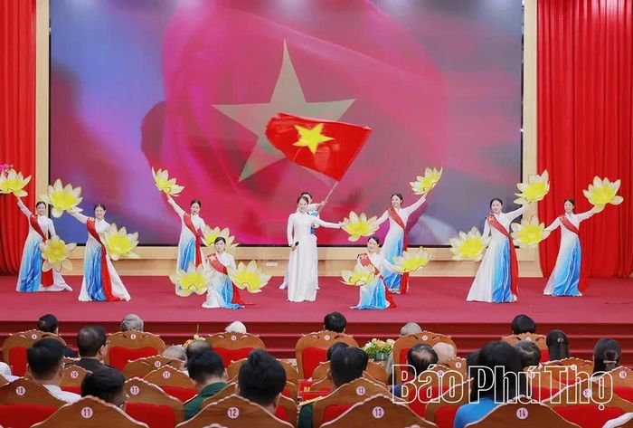 Các tiết mục văn nghệ đặc sắc tại chương trình gặp mặt.