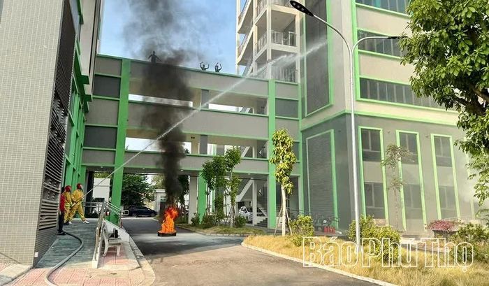 Lực lượng phòng cháy, chữa cháy cơ sở thực tập kỹ năng chữa cháy khi đám cháy mới bùng phát.