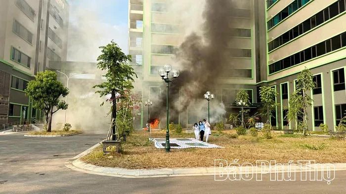 Nhân viên y tế thực tập hỗ trợ bệnh nhân thoát nạn.