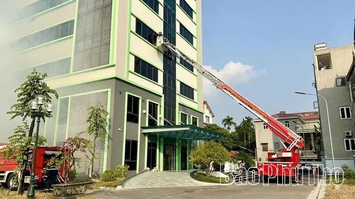 Xe thang chuyên dụng được sử dụng để hỗ trợ cứu người bị mắc kẹt trên tầng cao tại buổi thực tập.