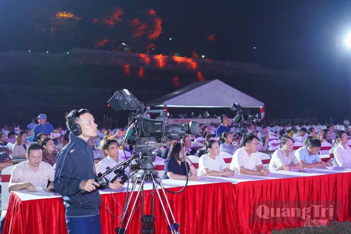 Lễ khai mạc lễ hội “Theo dấu chân 100 năm cà phê Khe Sanh” và chương trình chính luận nghệ thuật “Cà phê Khe Sanh-Hương vị hòa bình” diễn ra vào 20 giờ 10 phút tối 24/10 tại Nhà văn hóa Vân Kiều, Pa Kô ở xã Khe Sanh - Ảnh: Lê Trường