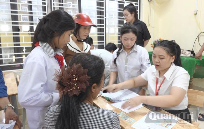 UBND tỉnh yêu cầu triển khai các điểm hỗ trợ mở, tích hợp tài khoản ngân hàng hưởng ASXH và các thông tin cơ bản trên ứng dụng VNeID trong cộng đồng dân cư - Ảnh: N.L.M