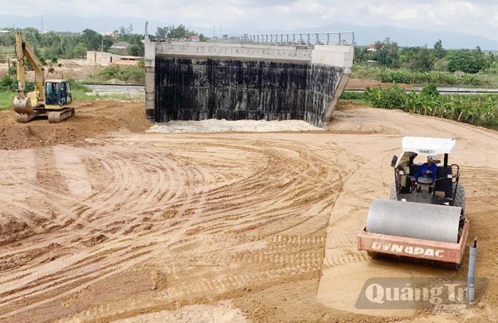 Gói thầu Đường từ xã Lộc Ninh đi Khu công nghiệp Tây Bắc Đồng Hới đang được tập trung thi công - Ảnh: B.T