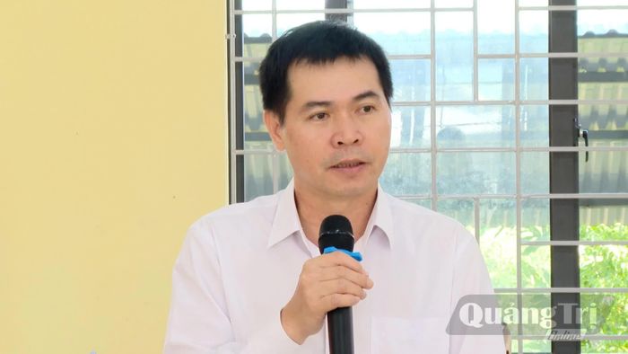 Đại diện lãnh đạo xã Cửa Tùng báo cáo tiến độ thực hiện các dự án trên địa bàn xã - Ảnh: V.A