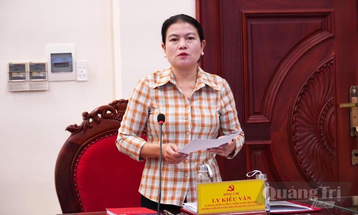 Đồng chí Ly Kiều Vân, Ủy viên Ban Thường vụ, Trưởng ban Nội chính Tỉnh ủy, Phó trưởng Ban Thường trực Ban Chỉ đạo PCTNLPTC tỉnh phát biểu tại phiên họp - Ảnh: X.P