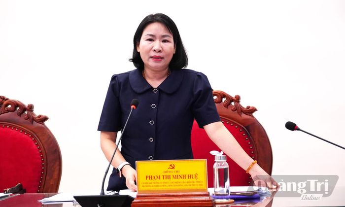 Đồng chí Phạm Thị Minh Huệ, Ủy viên Ban Thường vụ, Chủ nhiệm UBKT Tỉnh ủy phát biểu tại phiên họp - Ảnh: X.P